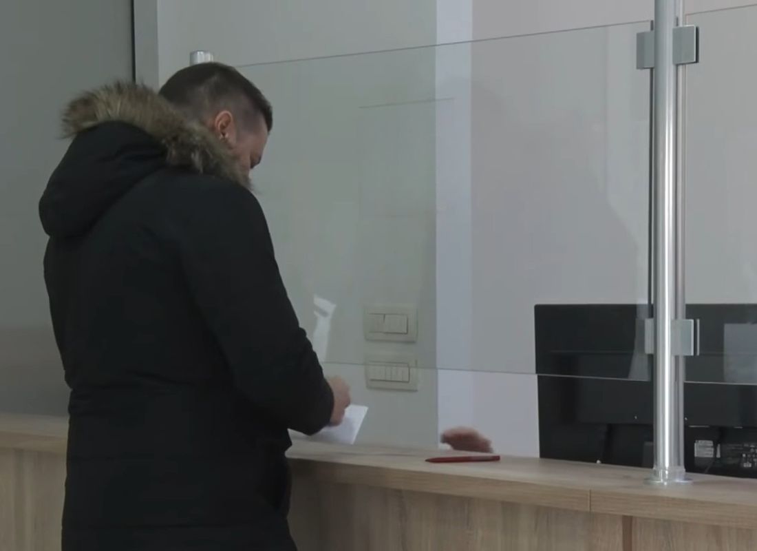 momak na šalteru registruje trotinet