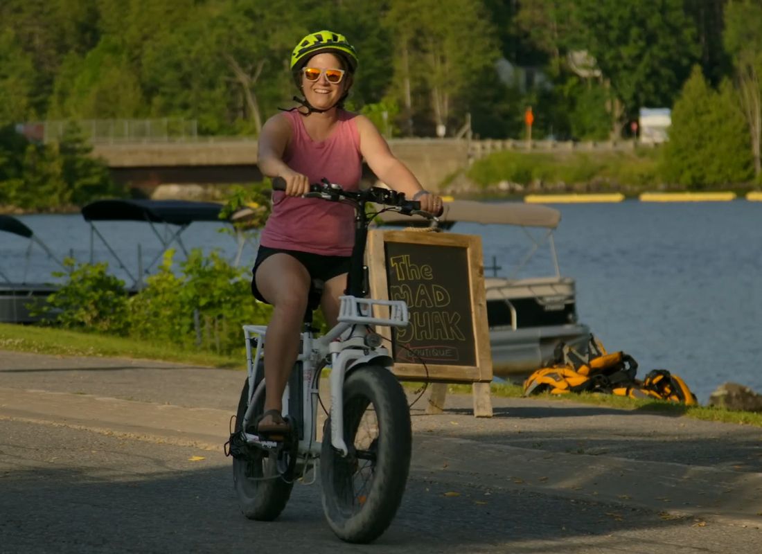 devojka vozi električni bicikl