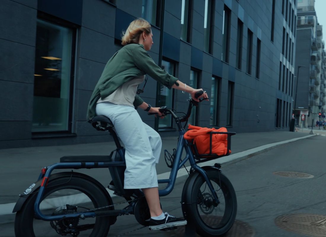 devojka vozi električni bicikl