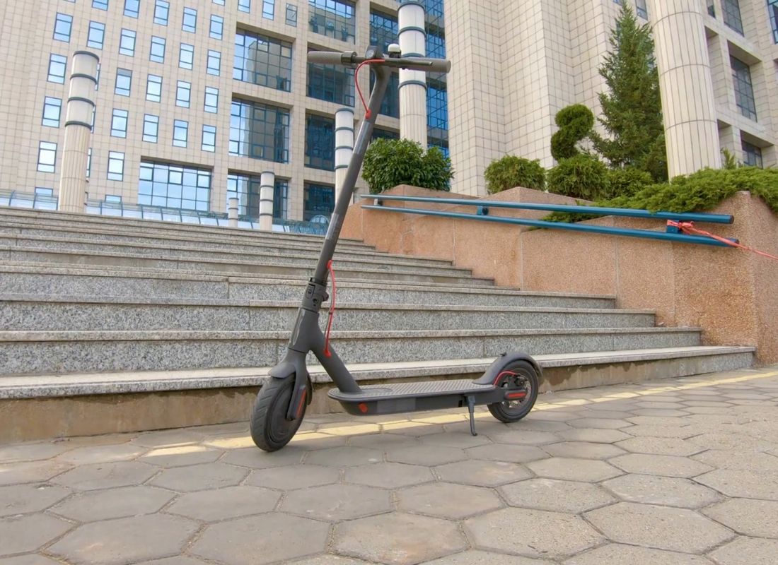 električni trotinet na ulici